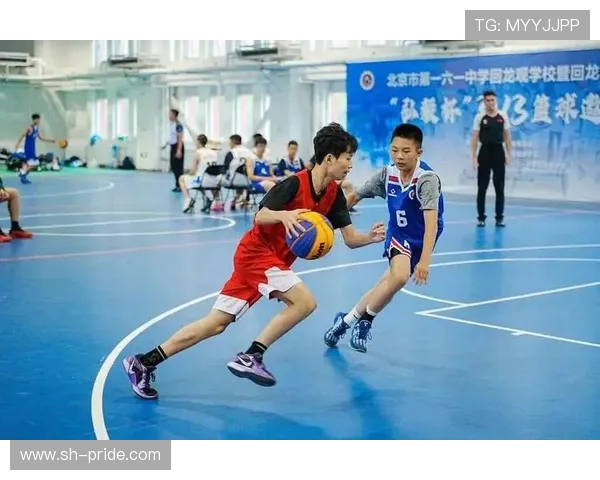 全力以赴迎接挑战 全国高校篮球赛激烈开赛 球员拼搏 展现青春风采