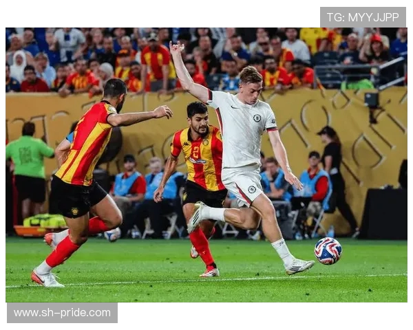 足球激情燃烧赛场 球员风采与战术博弈的完美结合 足球激情燃烧赛场 球员风采与战术博弈的完美结合