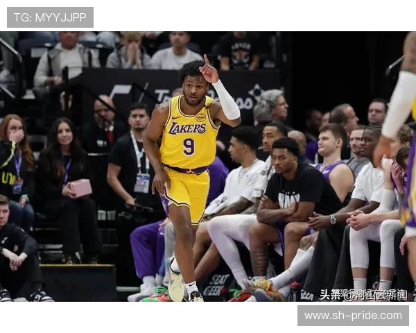 篮球巨星的奋斗历程与荣耀时刻揭示职业生涯背后的付出与坚持