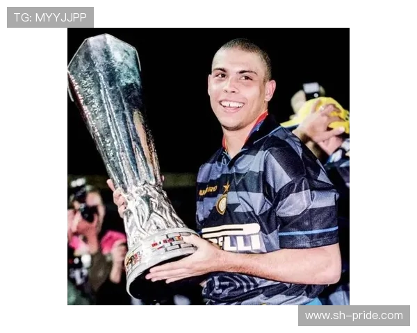 以罗纳尔多为核心回顾其职业生涯辉煌瞬间与世界足球影响力传承历 以罗纳尔多为核心回顾其职业生涯辉煌瞬间与世界足球影响力传承历